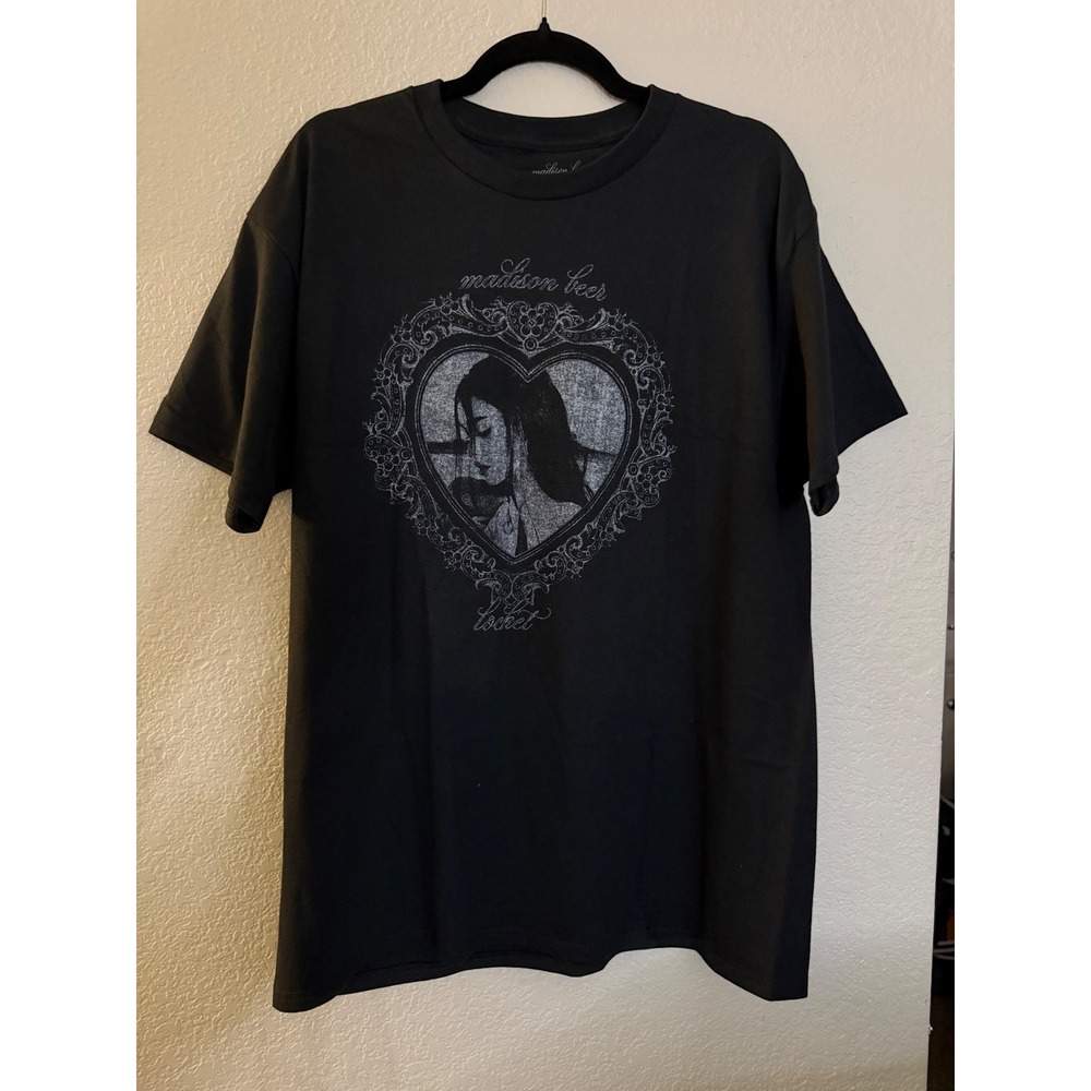 Madison Beer Locket Graphic T-Shirt Black Silver Heart Tour Merch Large NWOT